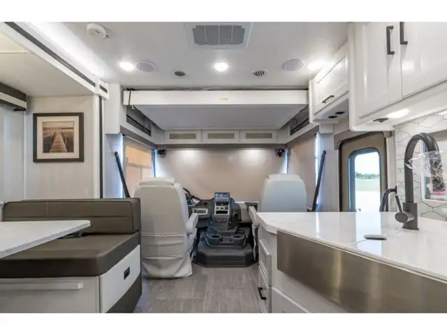 2023 Coachmen Encore 325 Classe A Full Body paint VR / RV in RVs & Motorhomes in Laval / North Shore - Image 6