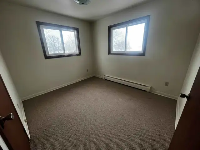 Quiet & Quaint 2 Bedroom Apartment — Steps to River~ in Long Term Rentals in Sarnia - Image 10