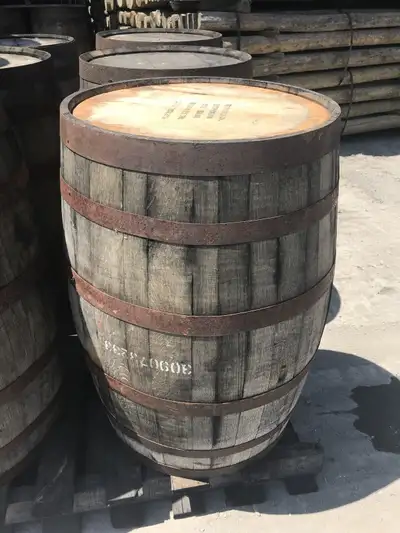 Baril de bois (chêne). Ancien tonneau de whisky. 36 pouces de hauteur. Baril: 80$/ch. Baril ouvert:...