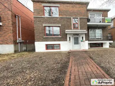 Triplex de 5 1/2 chacun qui fût rénové au cour des années, situé à 3 minutes à pied du métro Ibervil...