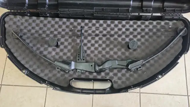 Vintage Compound Bow's With Case (Package Deal) in Fishing, Camping & Outdoors in Hamilton - Image 6