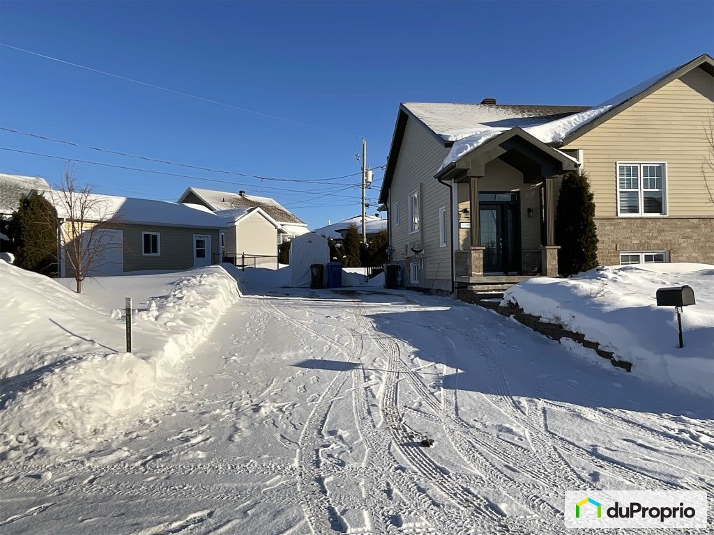$380,000 - Semi-detached in Chicoutimi (Chicoutimi-Nord) — photo 1