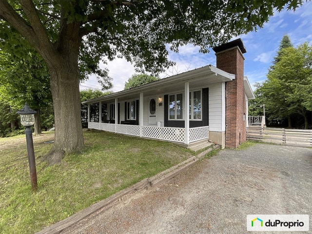 $379,000 - Bungalow for sale in Granby — photo 1