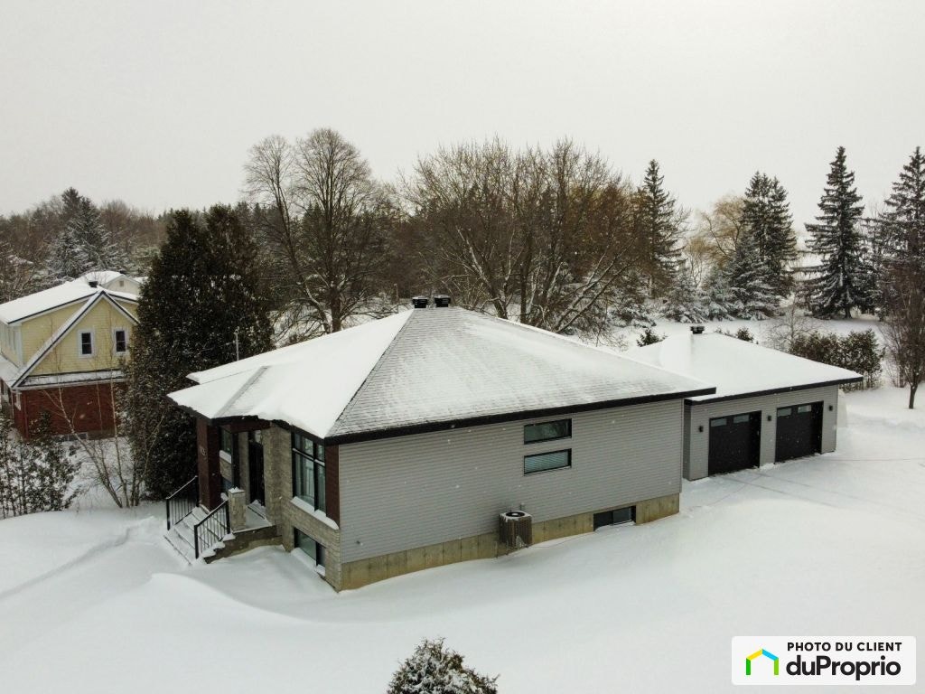 $1,100,000 - Bungalow for sale in Carignan — photo 1