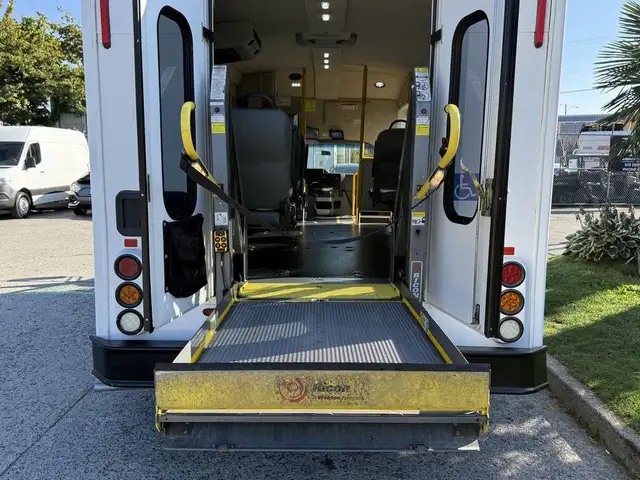 2016 Ford E-350 Econoline Super Duty 8 Passenger Wheelchair Acce in Heavy Trucks in City of Montréal - Image 46