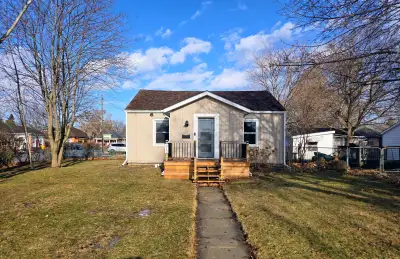 Don’t miss out on this beautifully updated, fully detached bungalow! Ample pot lighting and large wi...