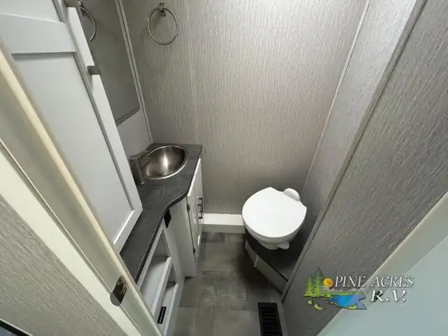 2022 Coachmen RV Pursuit 29XPS Front Bunk 11 Miles in RVs & Motorhomes in Moncton - Image 37