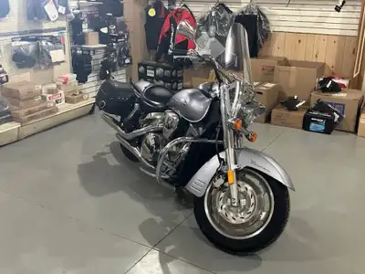 Liquid Cooled 4 Stroke Shaft Drive 5 Speed Disc Brakes Saddle Bags Windshield