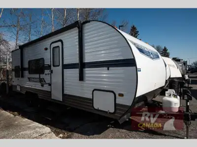 Please Call Us At 613.851.7326 with any questions? Gulf Stream Conquest Ultra Lite travel trailer 24...