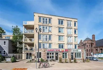 10-044 Upscale condo near Hospitals and Stadacona!