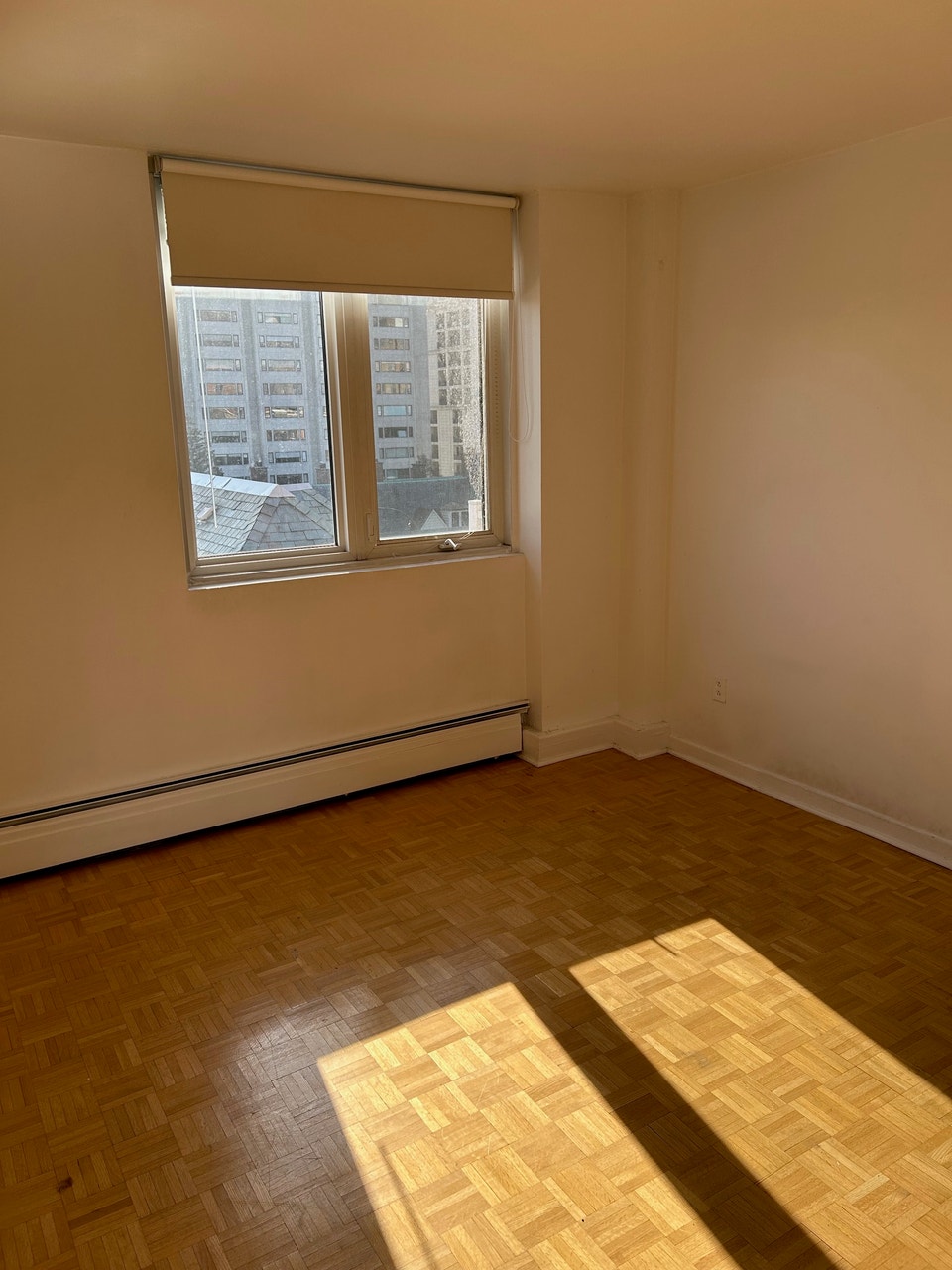 3 1/2 sur Redpath, Montreal, available right now 4