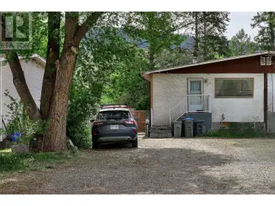 Located in the neighborhood of Valleyview, this spacious 4-bedroom, 2-bathroom half duplex offers in...