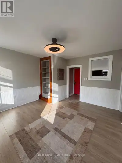 NEWLY RENOVATED Second Floor 2 Bedroom Apartment Downtown Lindsay. Entrance Directly Off Kent Street...