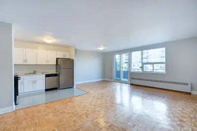 Live in central Oshawa. Located beside Oshawa Centre, Canadian Tire, The Keg, Loblaws, and more. The...