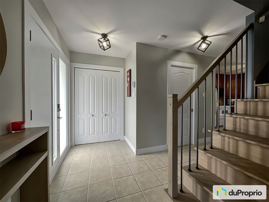 $749,000 - 2 Storey in Charlesbourg (ND-Des-Laurentides) — photo 2