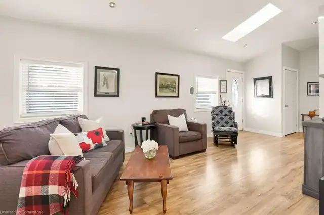 UPDATED BUNGALOW IN GOLDEN HORSESHOE ESTATES - 2 BED, 1 BATH in Houses for Sale in Hamilton - Image 3