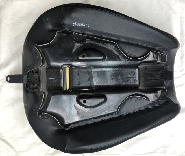Harley Davidson Factory OEM Solo Seat Fits 06 - 17 Dyna Models in Other in Saskatoon - Image 3
