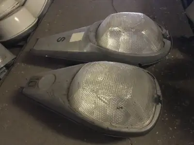 Lumière de rue en aluminium. 2 grandeurs disponibles: 27" et 33"de longueur. 115 volts. Lampe au sod...