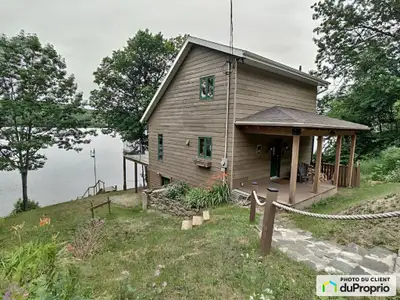 *Possibilité de revenus locatifs - location court terme* Chalet sans voisin offrant une vue sur les...