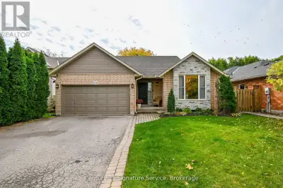 Charming Bungalow in the Heart of Niagara's Wine Country! Nestled in the picturesque town of Beamsvi...