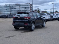 The pre-owned 2021 Chevrolet Trailblazer LS in Midnight Blue Metallic offers modern styling, efficie... (image 5)
