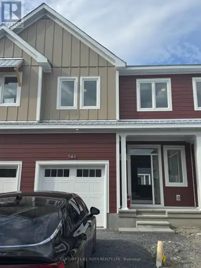 Traditional Two Storey Freehold Townhome with 4 large Bedrooms and 3.5 Bathrooms. Enter intothe Kitc...