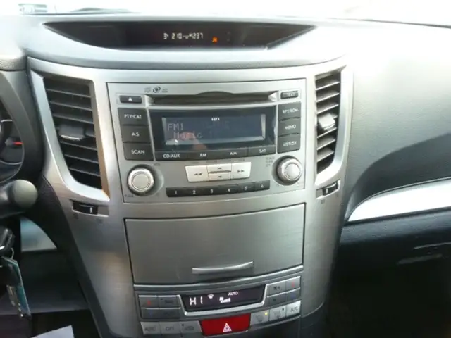 2014 Subaru Outback 4dr Wgn H4 Auto 2.5i Premium in Cars & Trucks in Calgary - Image 17