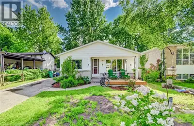 LOCATION, LOCATION...LEGAL DUPLEX ( DETACHED HOUSE WITH LEGAL APPARTMENT) Minuts drive or walking di...