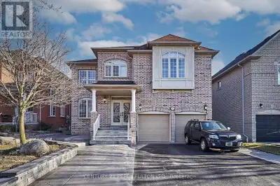 Luxurious 5+1 Bed 4 Bath Detached Home in Highly Desirable Williamsburg Community! This Exceptional...