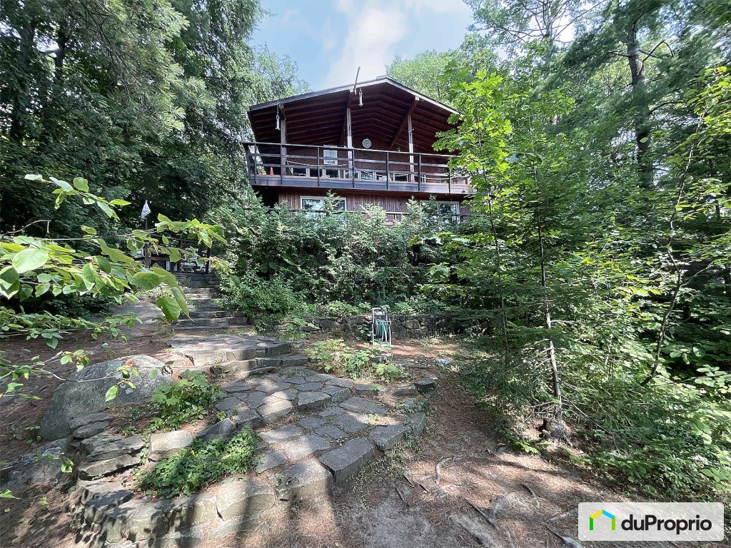 $785,000 - Bungalow for sale in St-Hippolyte — photo 1
