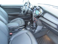 Fresh, local trade in with a clean Carfax, two sets of keys and brand new set of winter tires! Loade... (image 6)