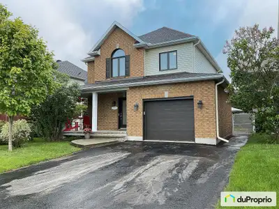 Découvrez le parfait équilibre entre commodité et charme dans cette belle maison de 4 chambres, situ...