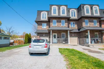 ROOM FOR RENT!! This house is conveniently located on a main transit route, close to Brock Universit...