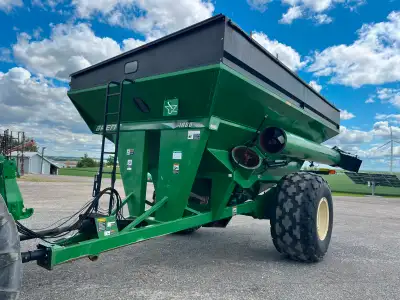 Brent 1080 grain cart with 20" corner auger, adjustable spout, roll tarp, scale, recent new augers,...