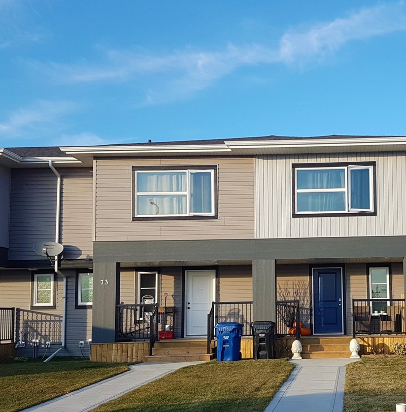 Blackfalds 3 Bed, 1.5 Bath Townhouse! Pet Friendly!! Long Term