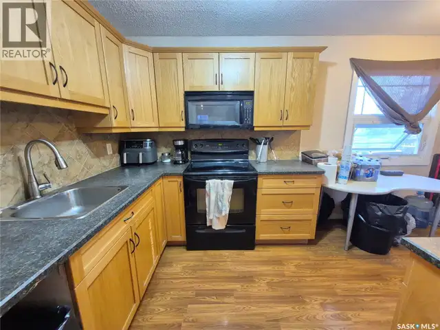 1118 PARK AVENUE Weyburn, Saskatchewan in Houses for Sale in Regina - Image 7