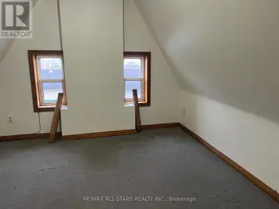 3 bedroom apartment in downtown core of Lindsay. Located in a beautiful yellow brick Century Home. H...