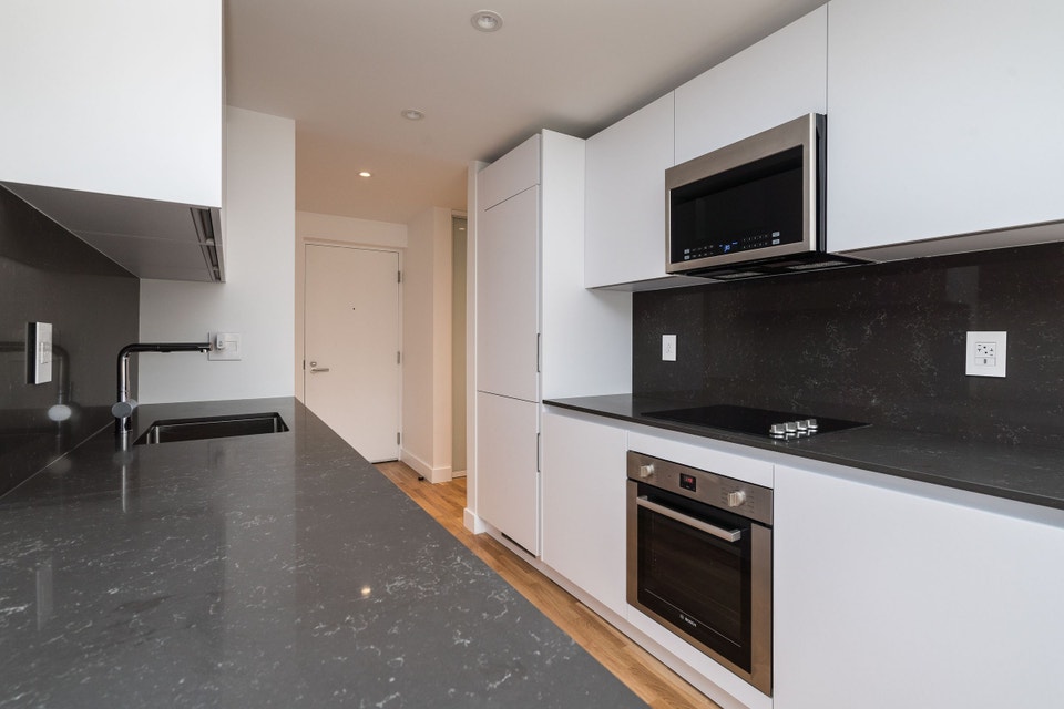 renovated two bedroom, eglinton and dvp - ID 4757 3