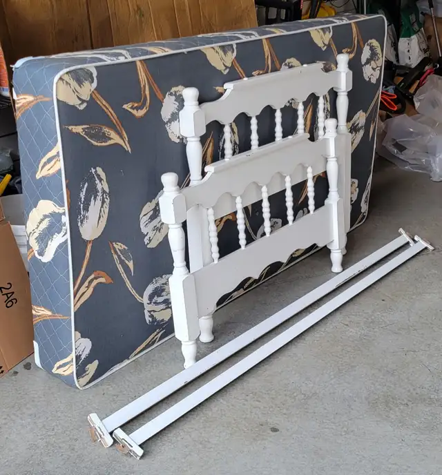 Base de lit simple avec sommier in Beds & Mattresses in Laval / North Shore - Image 2