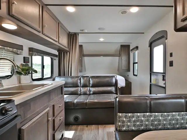 2018 Autumn Ridge Outfitter 23FB in Travel Trailers & Campers in St. Albert - Image 15