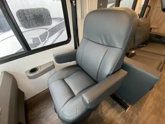 2025 Winnebago Vista 33K in RVs & Motorhomes in Abbotsford - Image 37