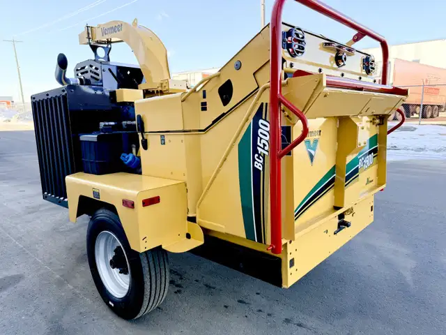 2019 VERMEER BC1500 CUMMINS DIESEL PROFESSIONAL WOOD CHIPPER !! in Heavy Equipment in Calgary - Image 5