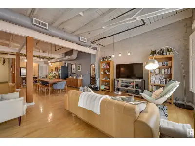 Penthouse Unit in One of Edmonton’s Most Iconic Buildings: Phillips Lofts! Located in the heart of d...