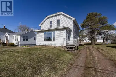 AFFORDABLE THREE BEDROM HOME ON A QUARTER OF AN ACRE! Centrally located in Springhill within walking...