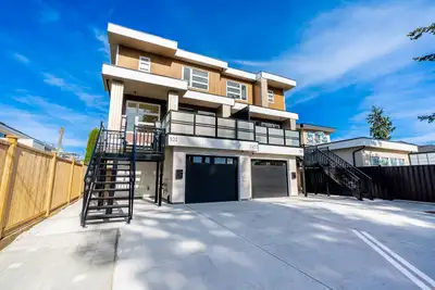 Welcome to Your Brand-New Luxury Duplex in the heart of West Newton. This spacious 3 level duplex of...