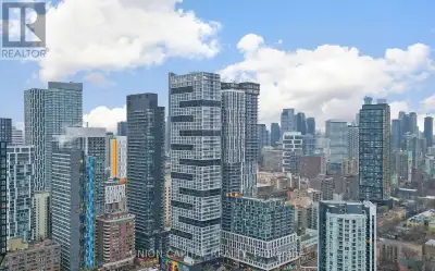 Experience the best of downtown living in this sleek 1 bedroom + 1 Den suite at Grid Condos. Featuri...