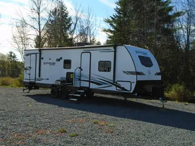 Price bellow dealer cost! This Surveyor bunk model is light weight and easy to tow at 6300 lbs dry w...