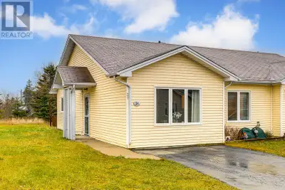 Absolutely beautiful townhome in Karwood Estates, Paradise in mint condition ready for immediate occ...