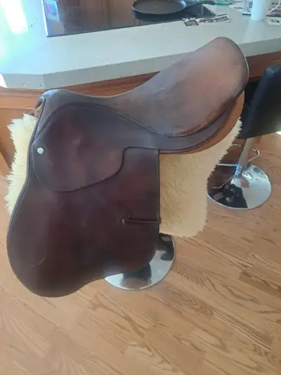 A older english saddle, needs some repair. I cant find a name. Located west of Bowden, Alberta. I do...