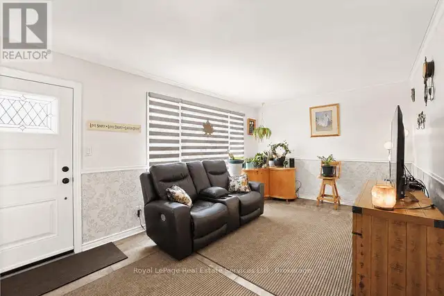 334 TRAGINA AVENUE N Hamilton (Homeside), Ontario in Houses for Sale in Oakville / Halton Region - Image 5